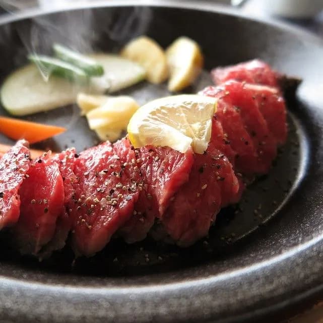 Фанатка сырого мяса рассказала, чем оно полезно