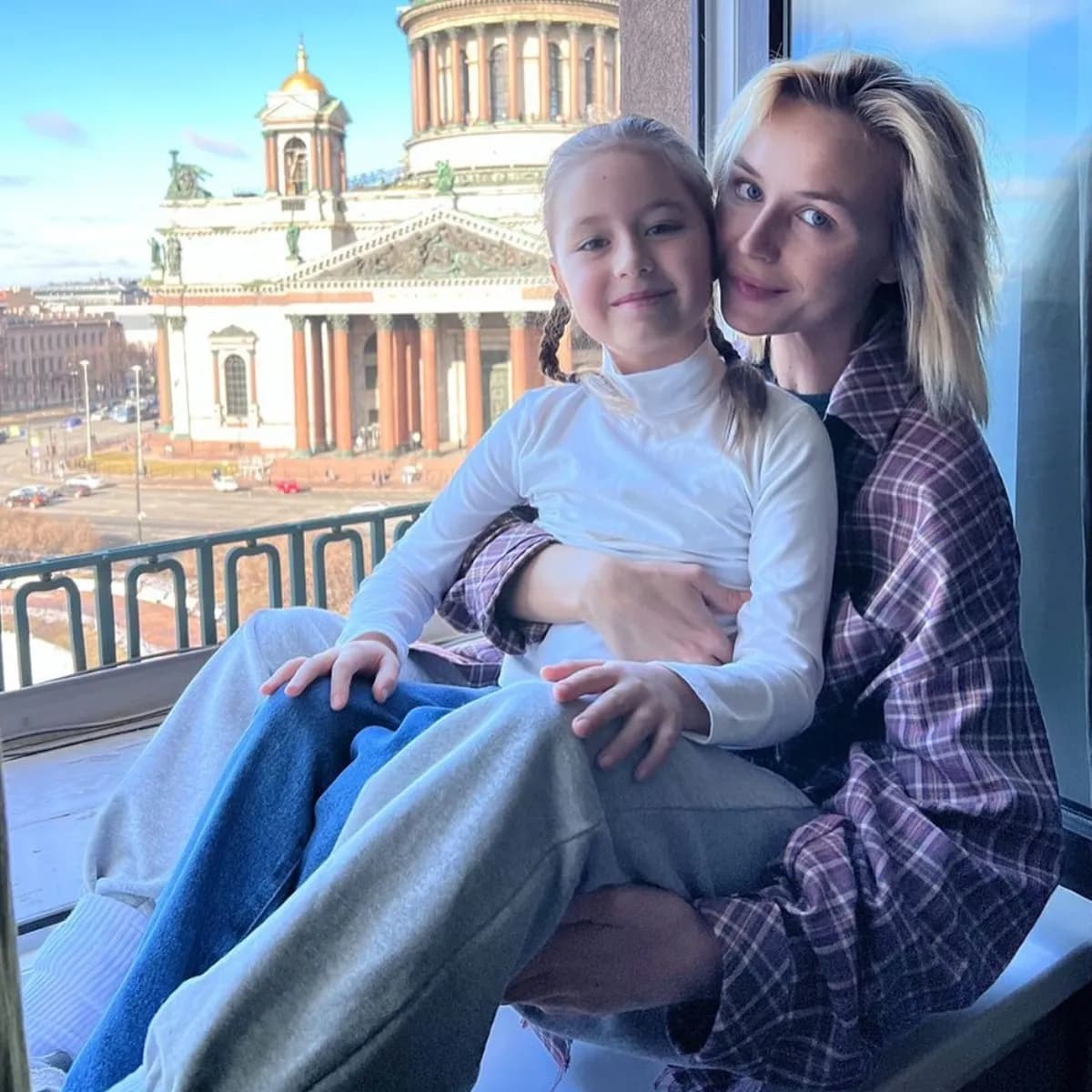 Полина Гагарина поделилась трогательным видео с выпускного дочки