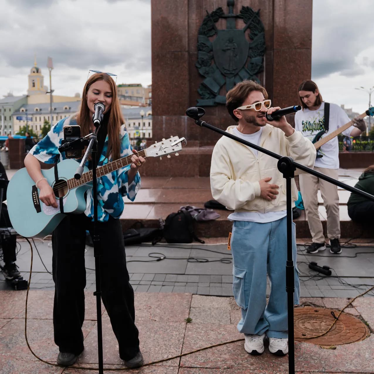 Джарахов и MONA выступили с уличным музыкантом в центре Москвы